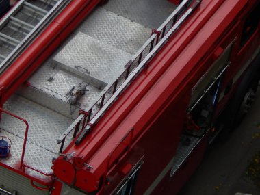 İtfaiyecilerin çalışmaları yangın musluklarını söndürmek için