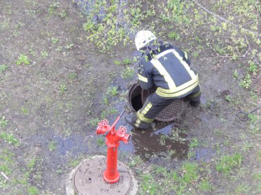İtfaiyecilerin çalışmaları yangın musluklarını söndürmek için