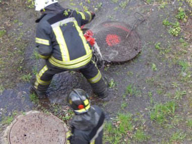 Kiev, Ukrayna - 22 Nisan 2019. Exti için itfaiyecilerin çalışmaları