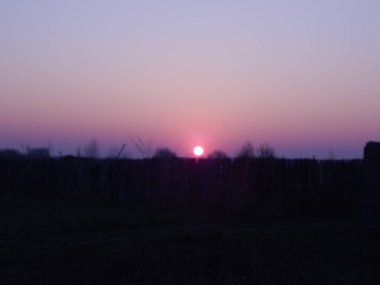 Güneş sabah şafakta sahada doğar.