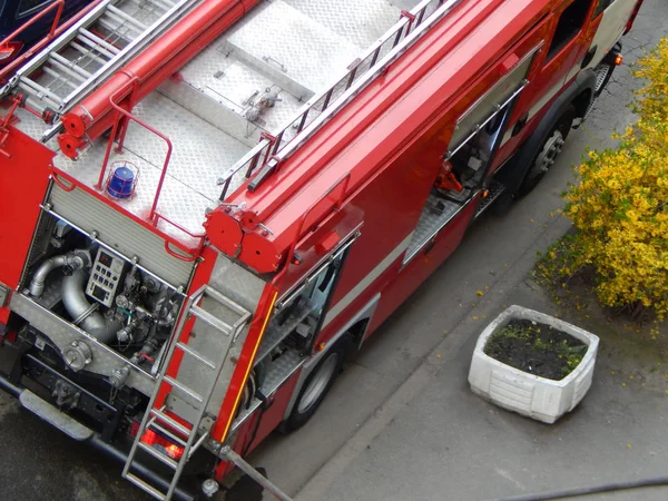 Робота пожежників для гасіння пожежних гідрантів — стокове фото