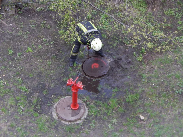 O trabalho dos bombeiros para extinguir os hidrantes de fogo — Fotografia de Stock