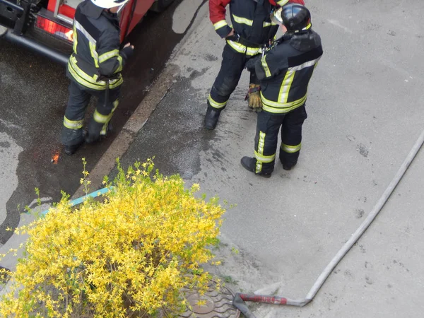 El trabajo de los bomberos para extinguir las bocas de incendios —  Fotos de Stock