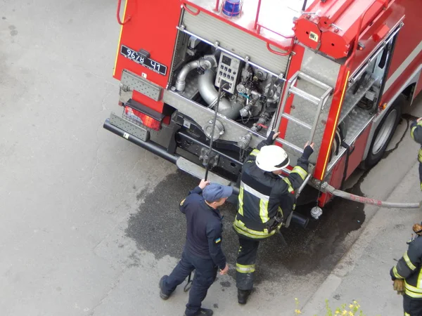 KIEV, UCRÂNIA - 22 de abril de 2019. O trabalho dos bombeiros para exti — Fotografia de Stock