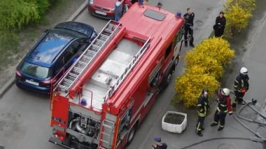 Kiev, Ukrayna - 22 Nisan 2019. İtfaiyecilerin çalışmaları yangın musluklarını söndürmek için