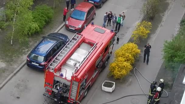 Kiev Ucrania Abril 2019 Trabajo Los Bomberos Para Extinguir Las — Vídeos de Stock