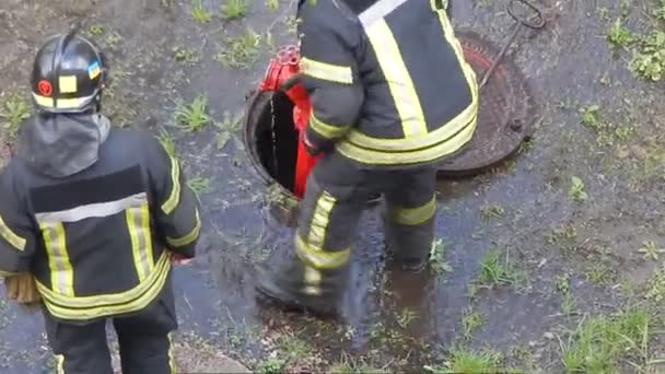Kijów Ukraina Kwietnia 2019 Praca Strażaków Celu Gaszenia Hydrantów Przeciwpożarowych — Wideo stockowe