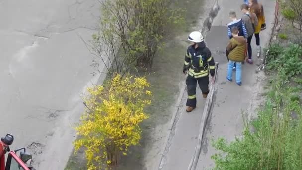 Kyjev Ukrajina Dubna 2019 Práce Hasičů Aby Uhasli Požární Hydranty — Stock video