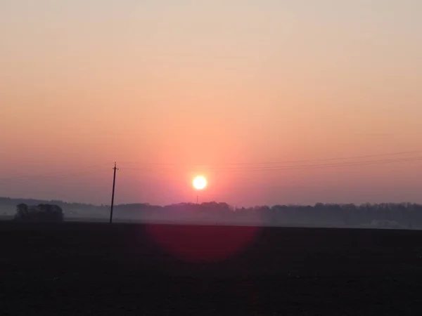 ดวงอาทิตย์ขึ้นในยามเช้าบนทุ่งนา — ภาพถ่ายสต็อก