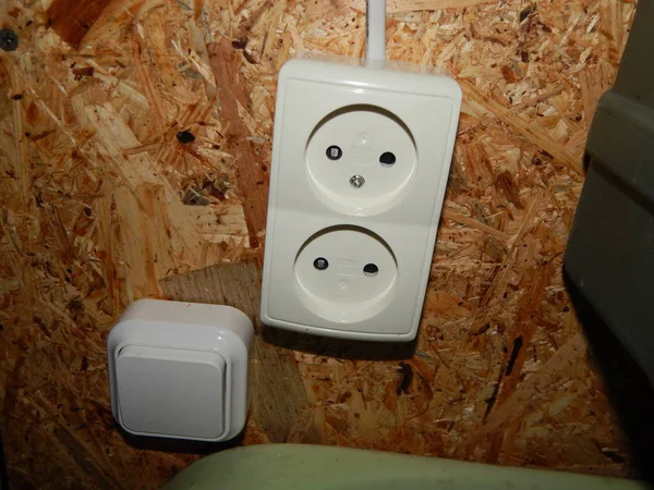 Conectando o fio de energia elétrica para a casa — Fotografia de Stock