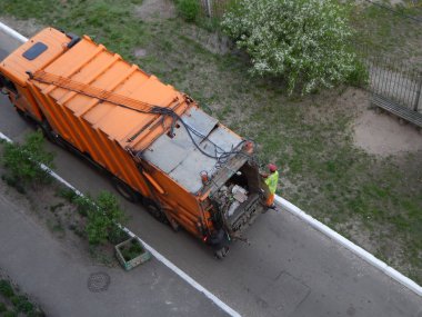 Araba ile şehir avlusunda çöp toplama