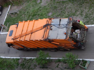 Araba ile şehir avlusunda çöp toplama