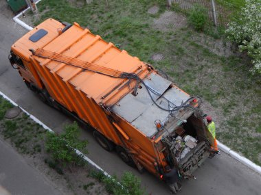 Araba ile şehir avlusunda çöp toplama