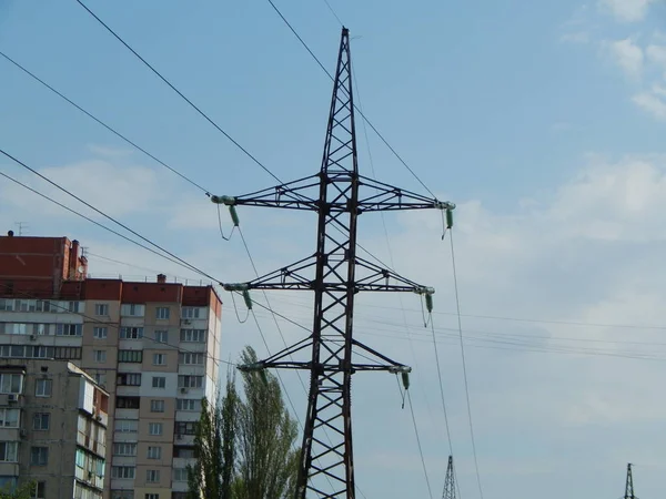 Elektrické vedení ve městě, napjaté dráty na kovové konstrukci — Stock fotografie
