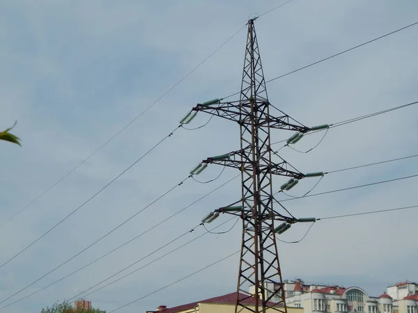 Линии электропередач в городе, натянутые провода на металлической конструкции — стоковое фото