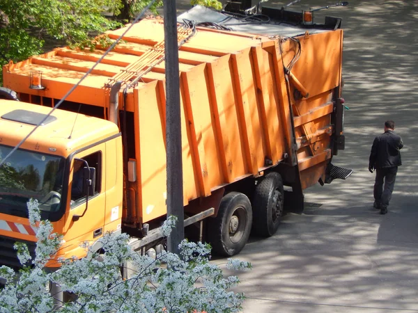 Garbage collection in the city courtyard by car — Stock Photo, Image