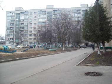 Vyshneve, Ukrayna - 2 Nisan 2011. Şehirde sokaklarda insanlar