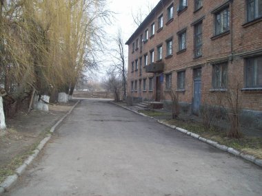 Vyshneve, Ukrayna - 2 Nisan 2011. Şehirde sokaklarda insanlar