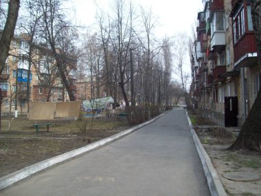 Vyshneve, Ukrayna - 2 Nisan 2011. Şehirde sokaklarda insanlar