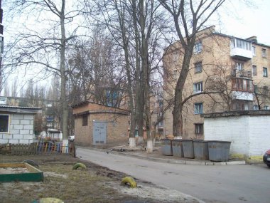 Vyshneve, Ukrayna - 2 Nisan 2011. Şehirde sokaklarda insanlar