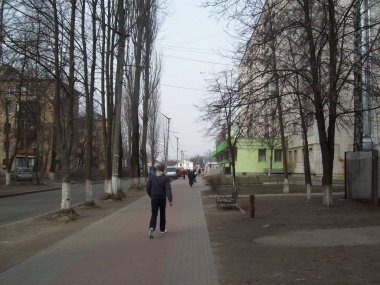 Vyshneve, Ukrayna - 2 Nisan 2011. Şehirde sokaklarda insanlar