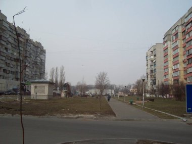 Vyshneve, Ukrayna - 2 Nisan 2011. Şehirde sokaklarda insanlar
