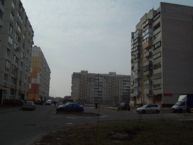 Vyshneve, Ukrayna - 2 Nisan 2011. Şehirde sokaklarda insanlar
