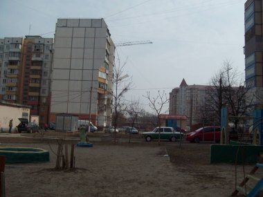 Vyshneve, Ukrayna - 2 Nisan 2011. Şehirde sokaklarda insanlar