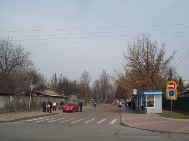 Vyshneve, Ukrayna - 2 Nisan 2011. Şehirde sokaklarda insanlar
