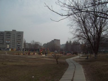 Vyshneve, Ukrayna - 2 Nisan 2011. Şehirde sokaklarda insanlar