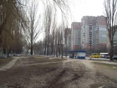 Brovary, Ukrayna - 2 Nisan 2011. Şehirde sokaklarda insanlar