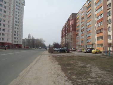 Brovary, Ukrayna - 2 Nisan 2011. Şehirde sokaklarda insanlar
