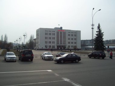 Brovary, Ukrayna - 2 Nisan 2011. Şehirde sokaklarda insanlar