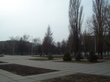 Brovary, Ukrayna - 2 Nisan 2011. Şehirde sokaklarda insanlar