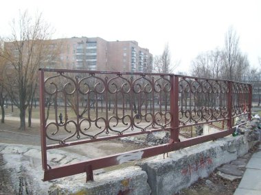 Brovary, Ukrayna - 2 Nisan 2011. Şehirde sokaklarda insanlar