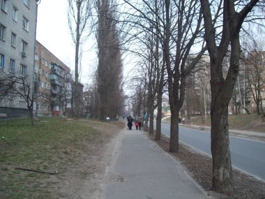 Brovary, Ukrayna - 2 Nisan 2011. Şehirde sokaklarda insanlar