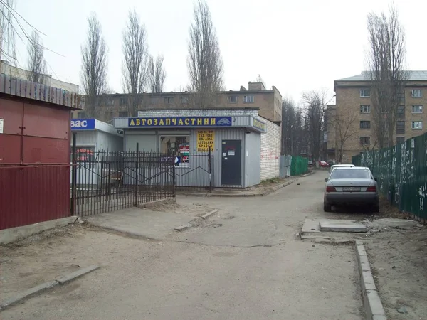 VYSHNEVE, UCRAINA - 2 APRILE 2011. La gente per le strade della città — Foto Stock