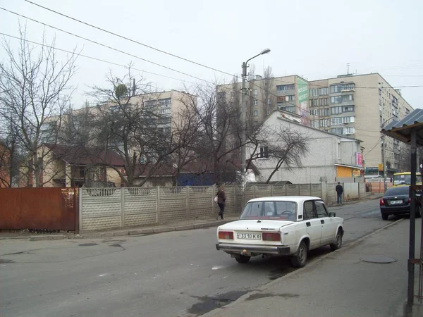 Vysjneve, Ukraina-april 2, 2011. Människor på gatorna i staden — Stockfoto