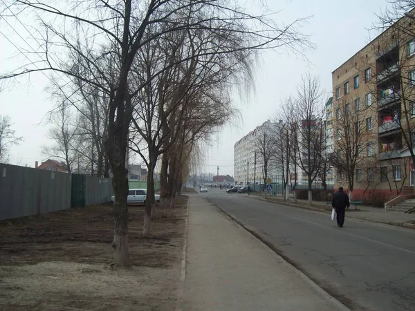 Vyshneve, Oekraïne-2 april 2011. Mensen op straat in de stad — Stockfoto