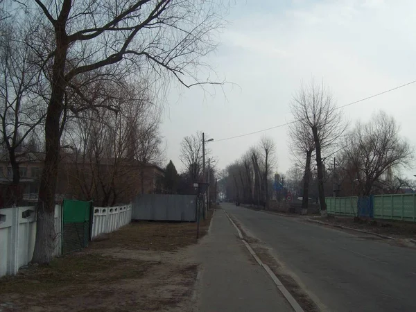 VYSHNEVE, UCRAINA - 2 APRILE 2011. La gente per le strade della città — Foto Stock