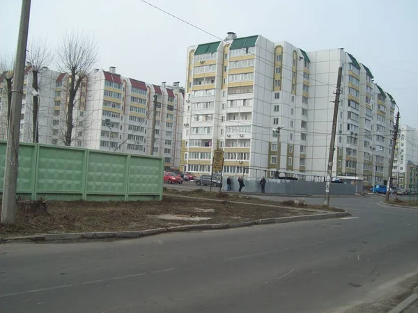 VYSHNEVE, UKRAINE - 2 AVRIL 2011. Les gens dans les rues de la ville — Photo