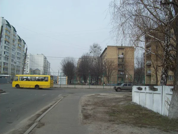 Vysjneve, Ukraina-april 2, 2011. Människor på gatorna i staden — Stockfoto