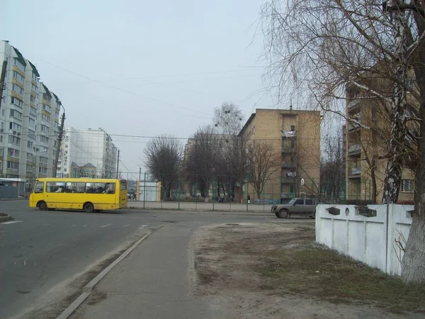 Vyshneve, Ukrajina-2. dubna 2011. Lidé na ulicích ve městě — Stock fotografie