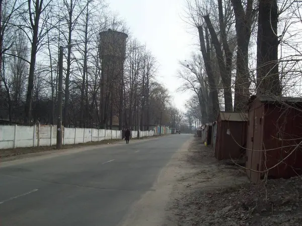 VYSHNEVE, UCRANIA - 2 DE ABRIL DE 2011. La gente en las calles de la ciudad — Foto de Stock