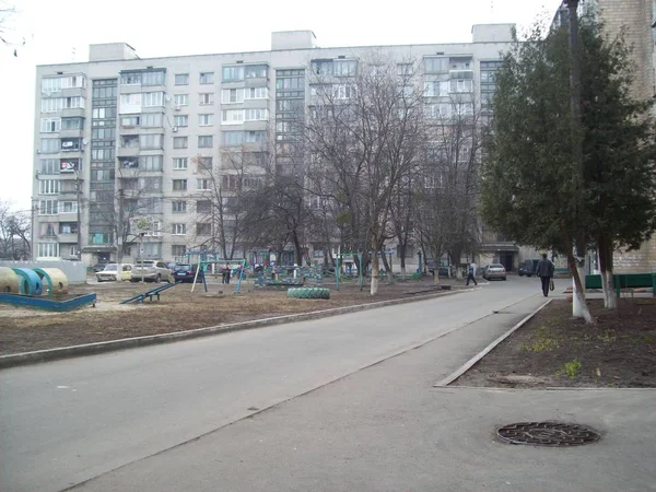 VYSHNEVE, UKRAINE - 2 AVRIL 2011. Les gens dans les rues de la ville — Photo