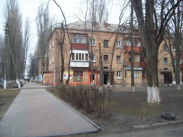 Vyshneve, Oekraïne-2 april 2011. Mensen op straat in de stad — Stockfoto