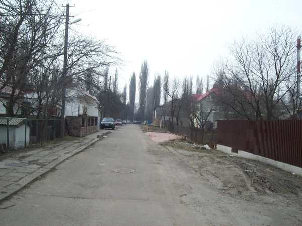 VYSHNEVE, UCRANIA - 2 DE ABRIL DE 2011. La gente en las calles de la ciudad —  Fotos de Stock