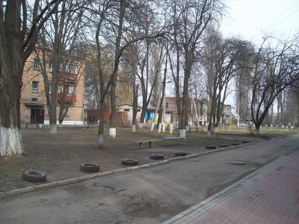 VYSHNEVE, UKRAINE - APRIL 2, 2011. People on the streets in city — Stock Photo, Image