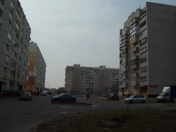 VYSHNEVE, UKRAINE - 2 AVRIL 2011. Les gens dans les rues de la ville — Photo