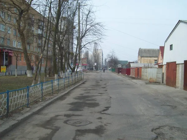 Vyshneve, Oekraïne-2 april 2011. Mensen op straat in de stad — Stockfoto